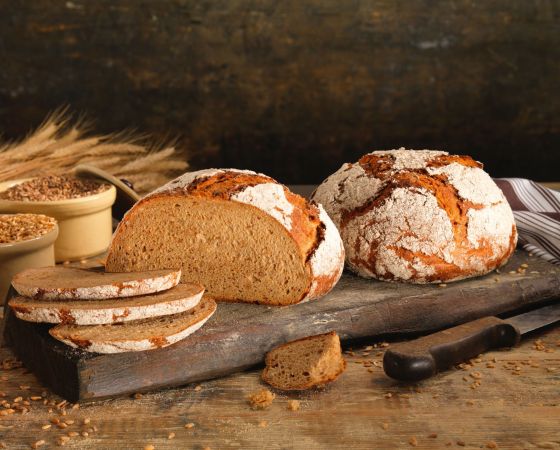 Urgetreide-Brot mit fermentierten Getreidekörnern Emmer und Einkorn
